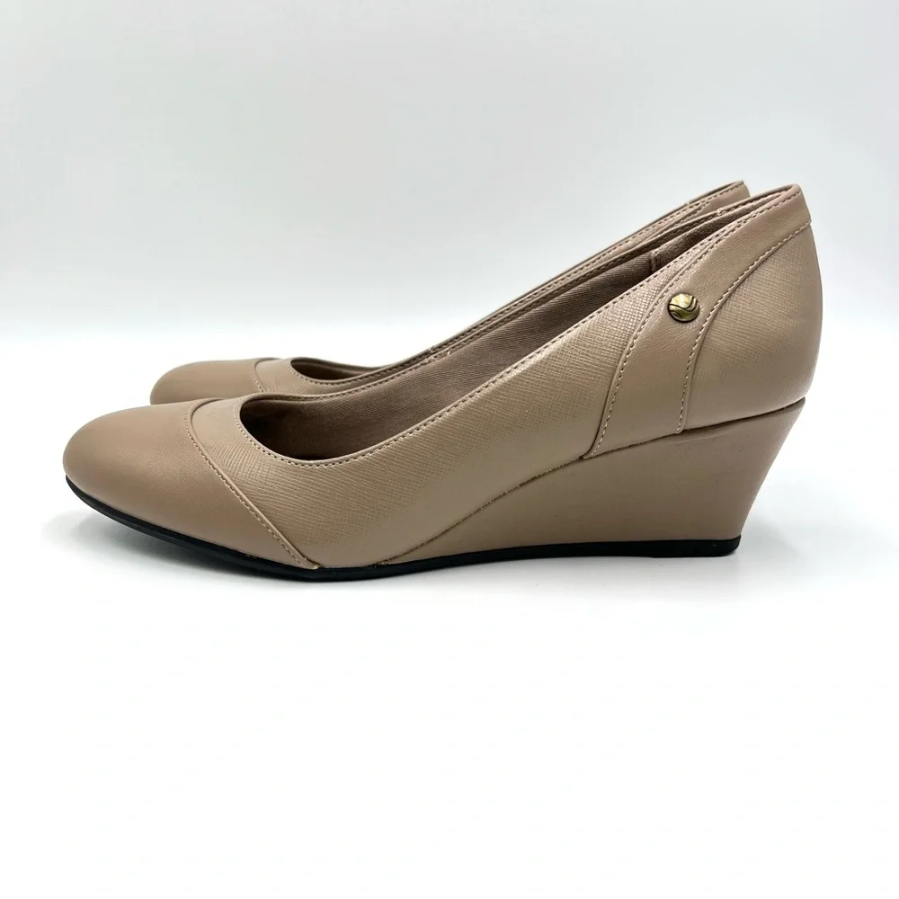 Life Stride Size 7 Dreams Tan‎ Beige Nude Wedge Pumps Heels Round Toe Shoes